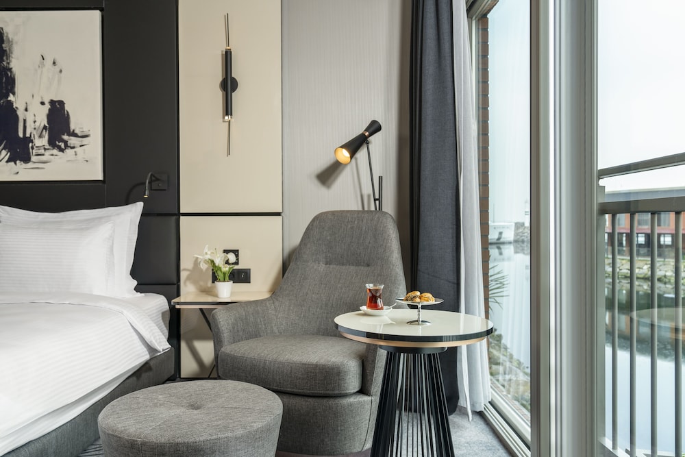 Standard Room, 1 King Bed, Marina View photo 3