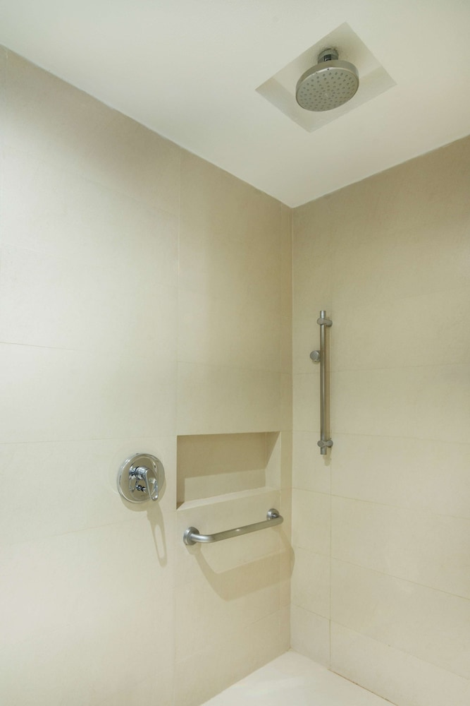 Room, Multiple Beds, Refrigerator - Photo 6