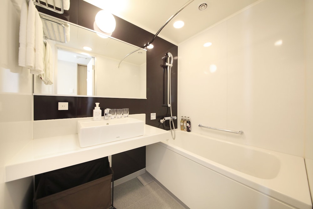 Superior Triple Room, Non Smoking thumbnail 5