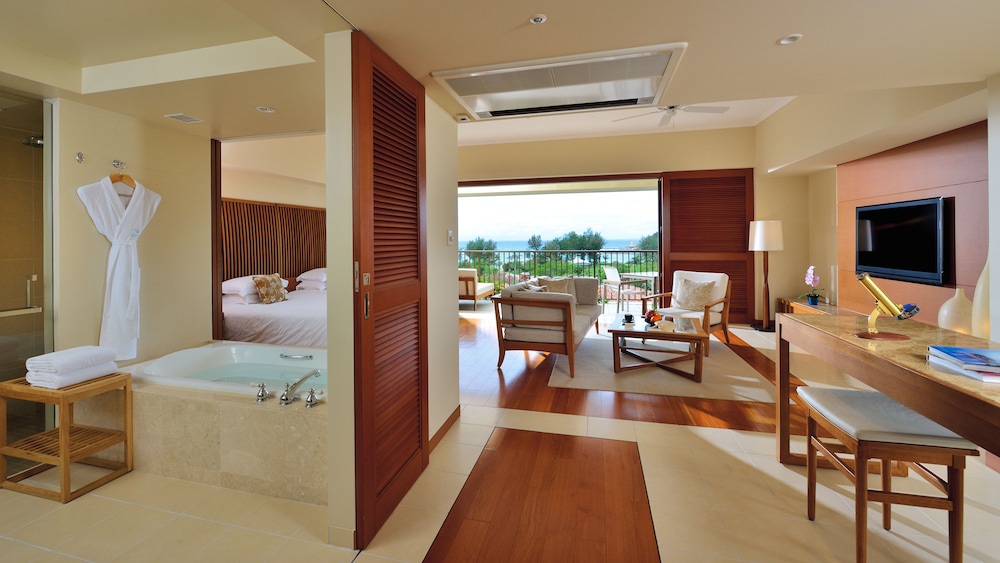 Club Deluxe with Sunset View, with Club Service, Non Smoking - Adult Only 13 or over - Photo 3