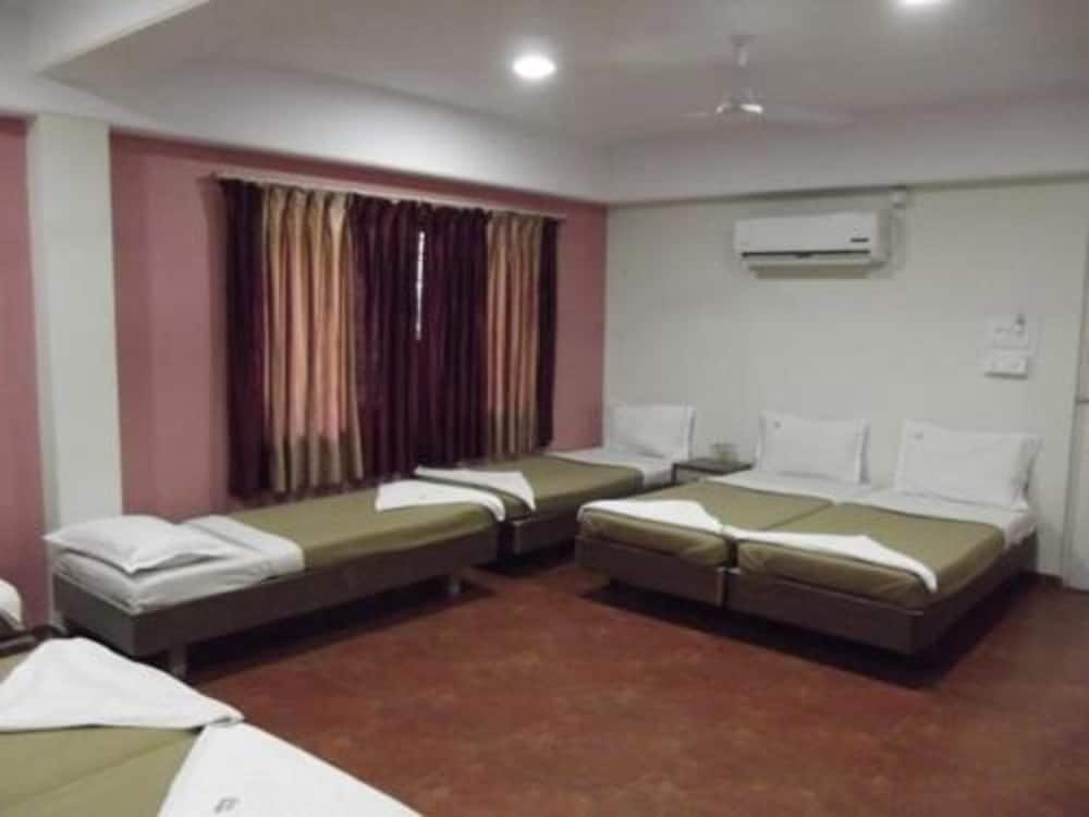 Family Room, Multiple Beds photo 3