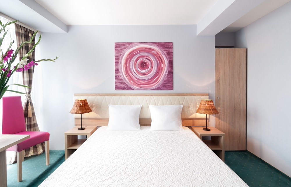 Standard Double or Twin Room - Photo 10