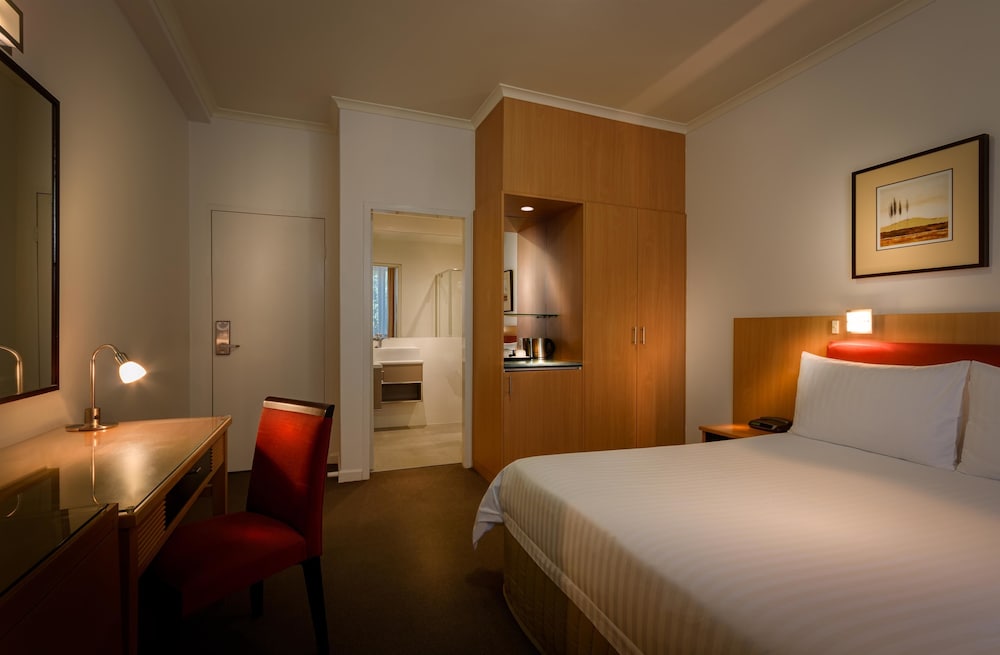 Deluxe Room, 1 Queen Bed, Non Smoking (Walk-in Shower)