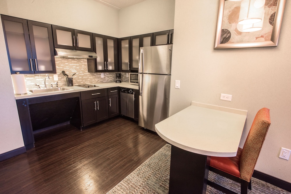 Suite, 1 Bedroom, Kitchen photo 3