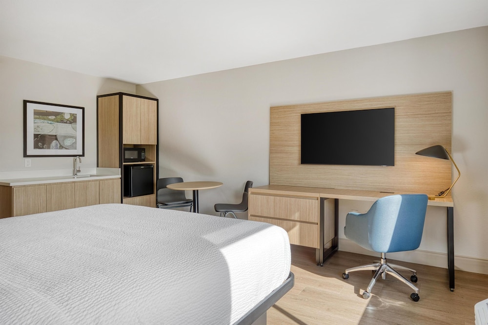 Standard Room, 1 King Bed, Non Smoking - Photo 3