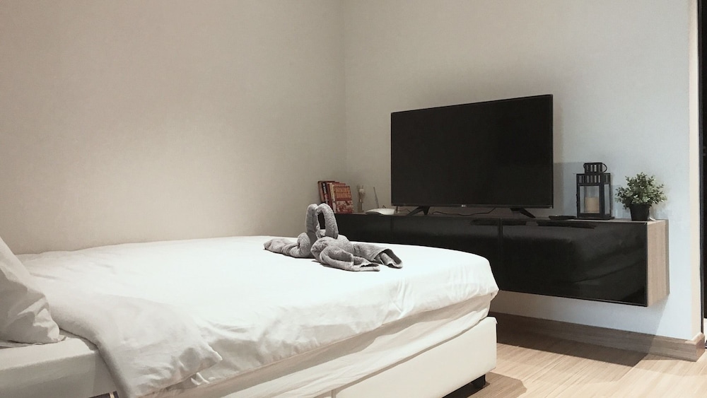 Family Double Room, Multiple Beds, Balcony, City View photo 3