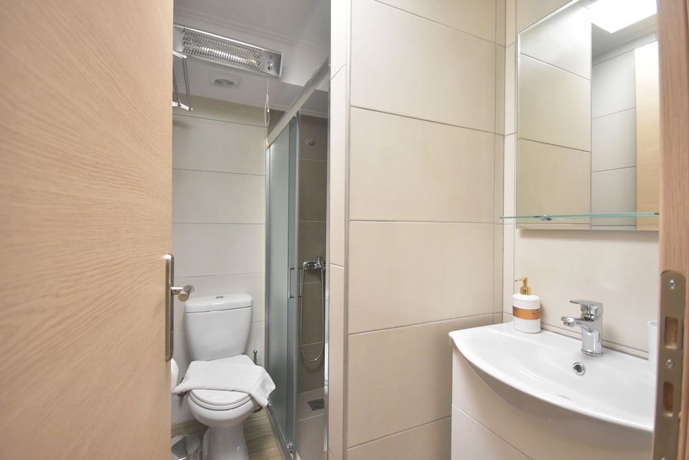 Economy Room, Non Smoking, Ensuite (R31) photo 2
