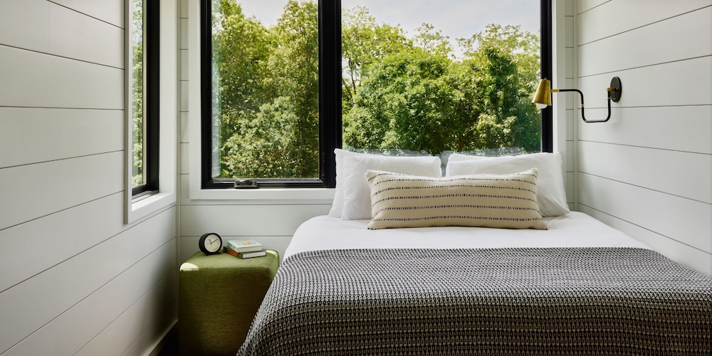 Premium Suite, Mobility Accessible - Photo 3