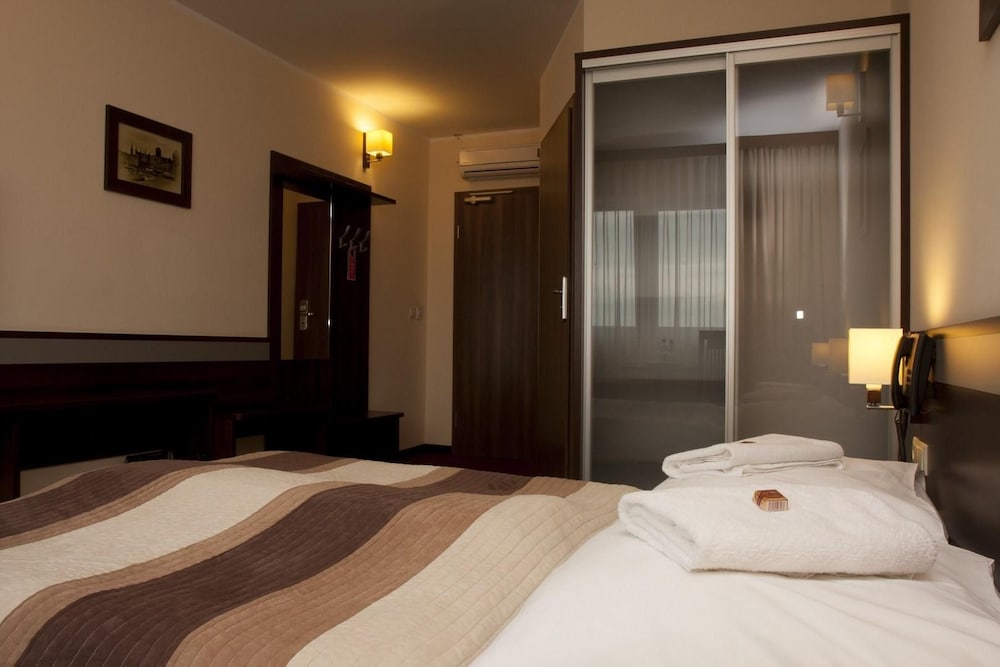 Double or Twin Room - Photo 4