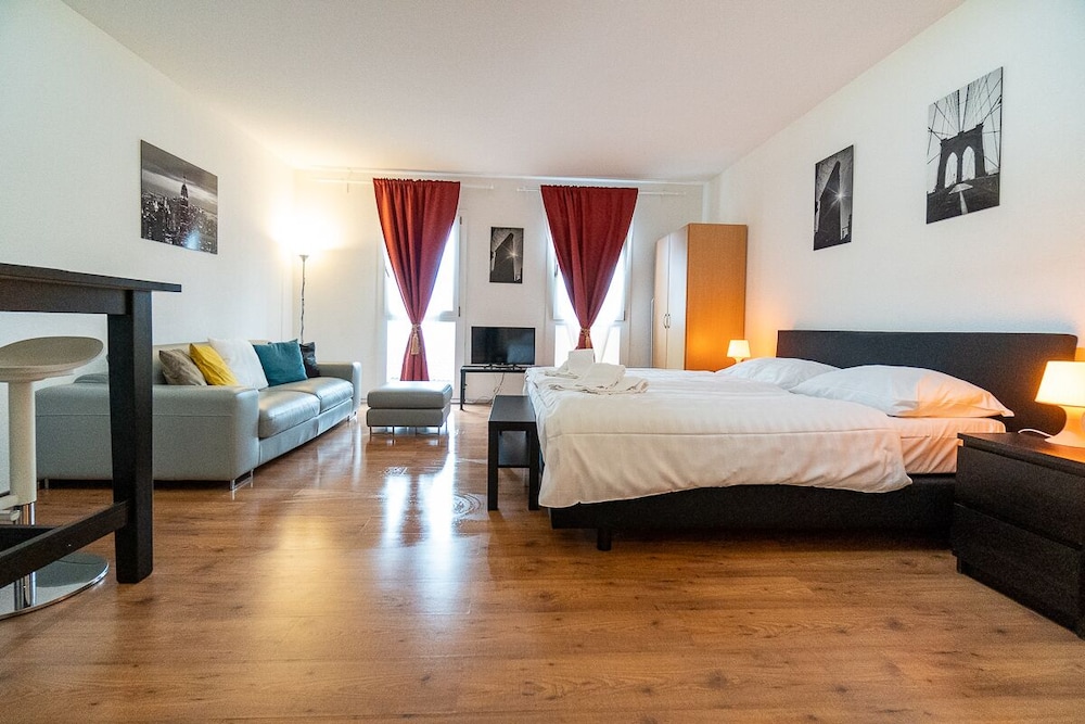 Deluxe Studio, 1 Queen Bed, Non Smoking, City View photo 2