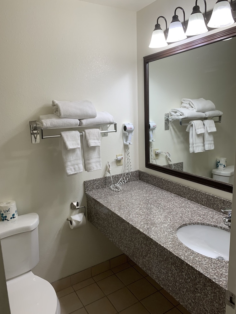 Room, 2 Queen Beds, Mobility Accessible, Non Smoking (Roll-in Shower) - Photo 4
