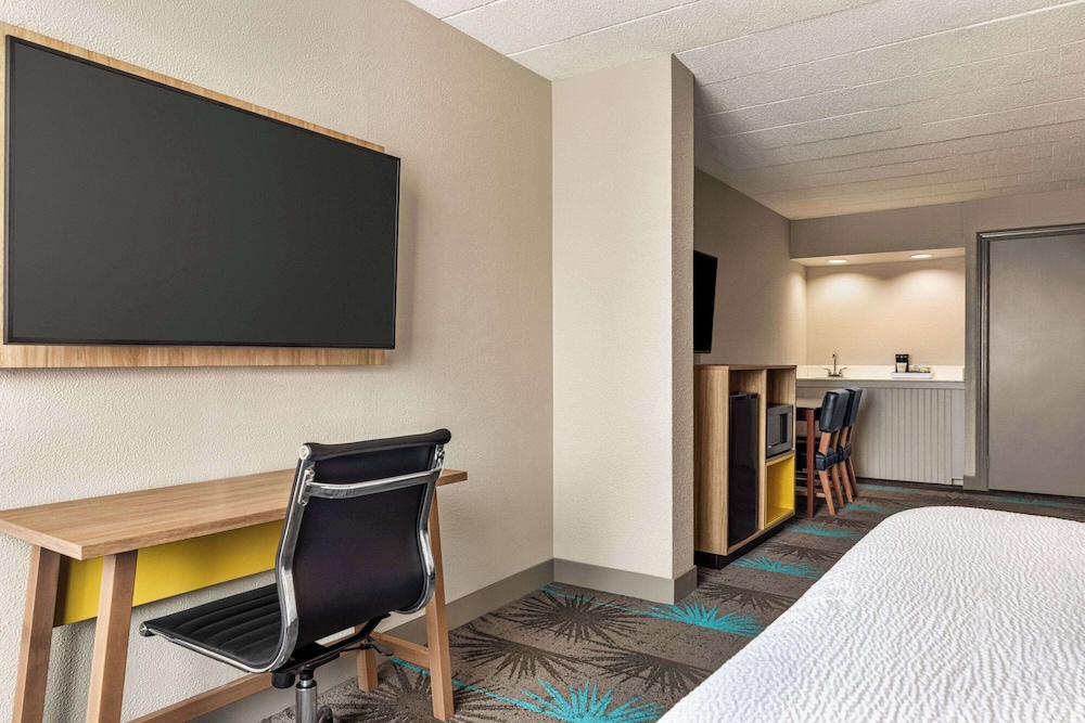Business Room, 1 King Bed - Photo 3