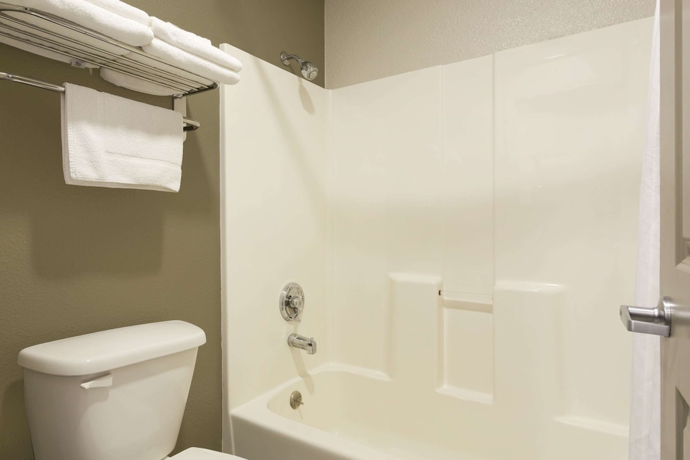 Room, Multiple Beds, Non Smoking - Photo 2