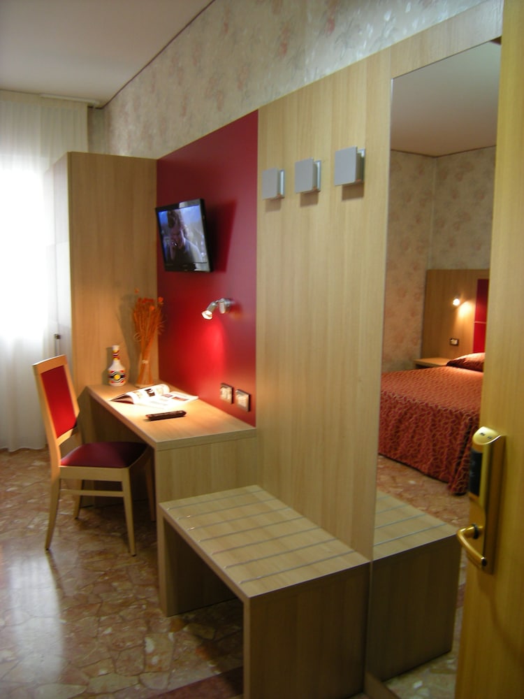 Double or Twin Room - Photo 7