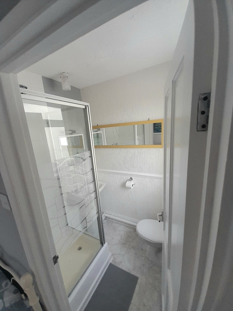 Classic Twin Room, Ensuite photo 3