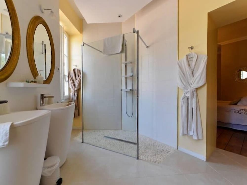 Luxury Double Room, Ensuite, Park View (La Lyonnaise) photo 3