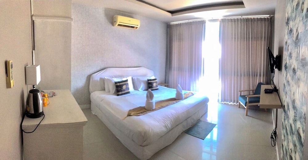 Deluxe Room, 1 Queen Bed - Photo 2