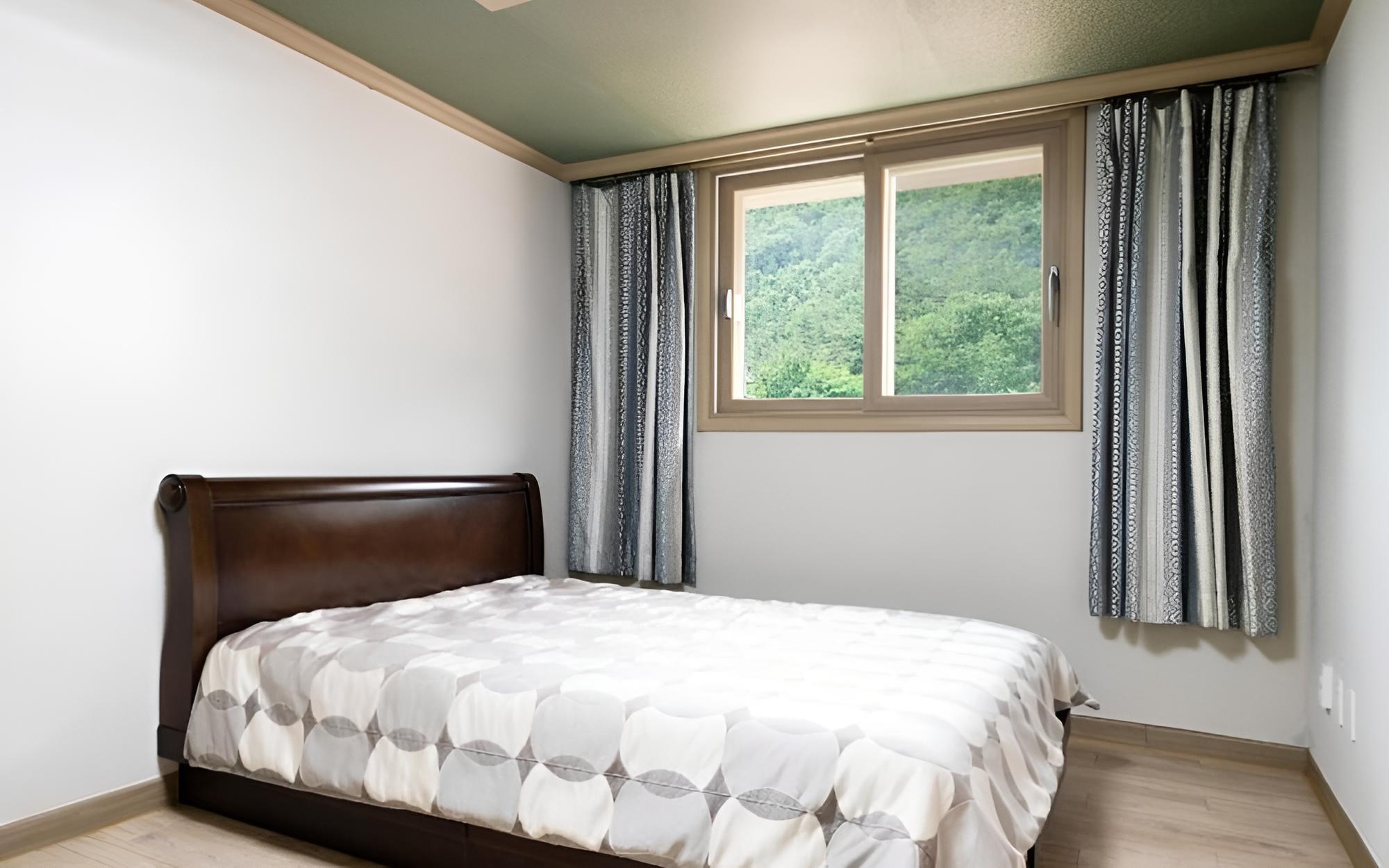 Room (66 - 2)