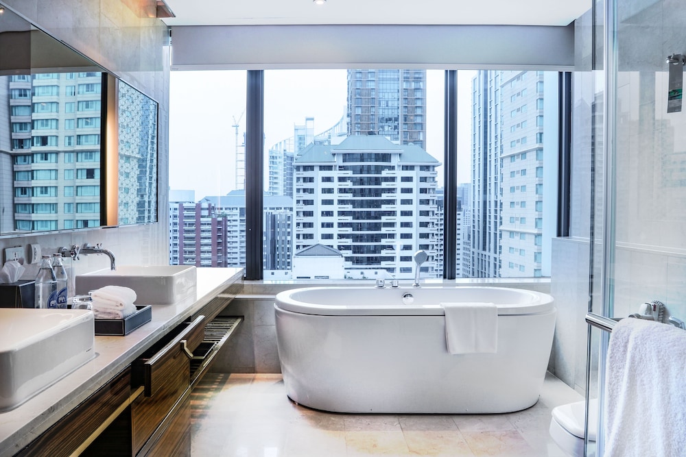 Renaissance Suite, 1 King Bed, High Floor, Non Smoking thumbnail 5