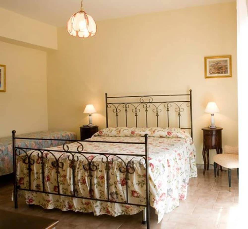 Double Room, Non Smoking, Private Bathroom (Valeriana)