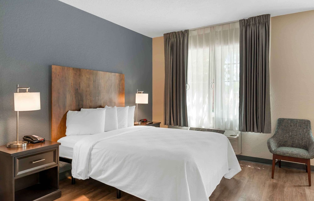 Deluxe Studio, 1 Queen Bed with Sofa bed, Non Smoking - Photo 3