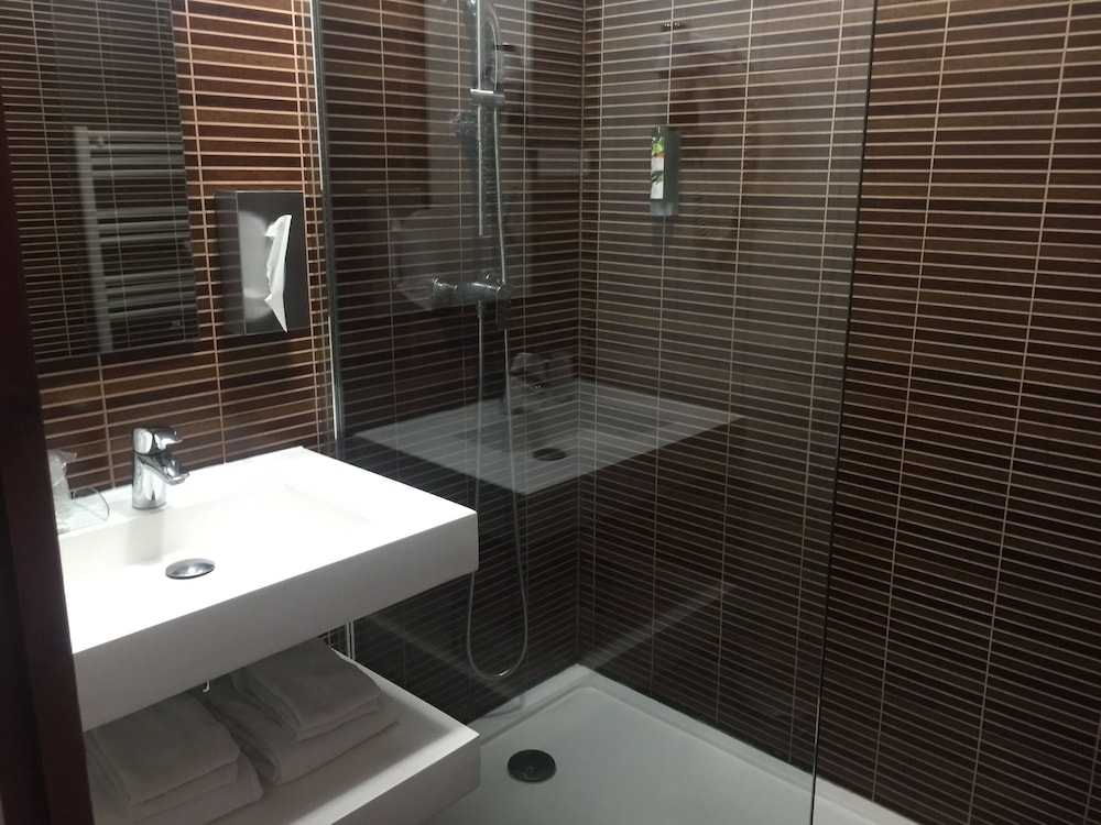 Quadruple Room - Photo 7