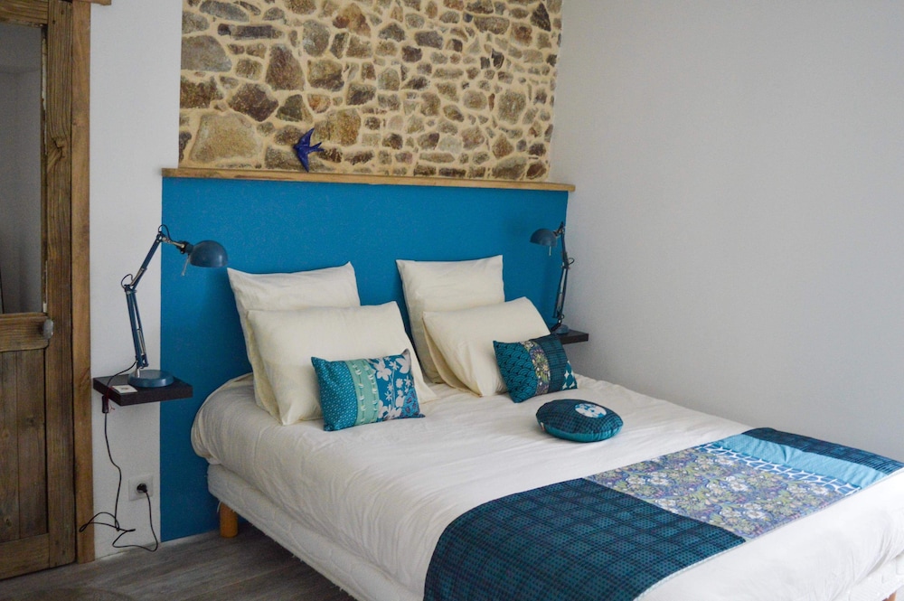 Deluxe Double Room, 1 Queen Bed, Private Bathroom, Courtyard View photo 2