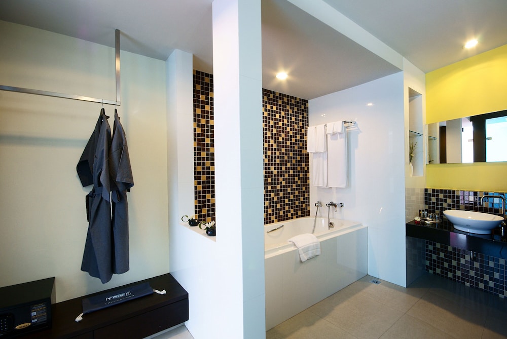 Deluxe Room - Photo 9