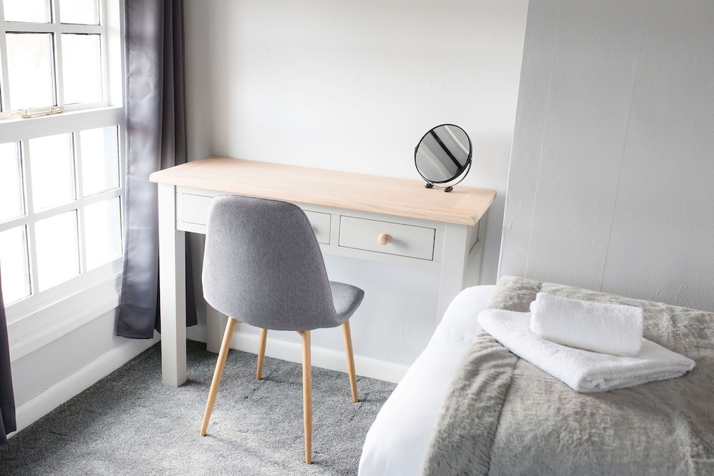 Classic Twin Room, Ensuite photo 3