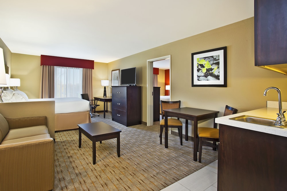 Deluxe Suite, Accessible, Non Smoking (Hearing) photo 1