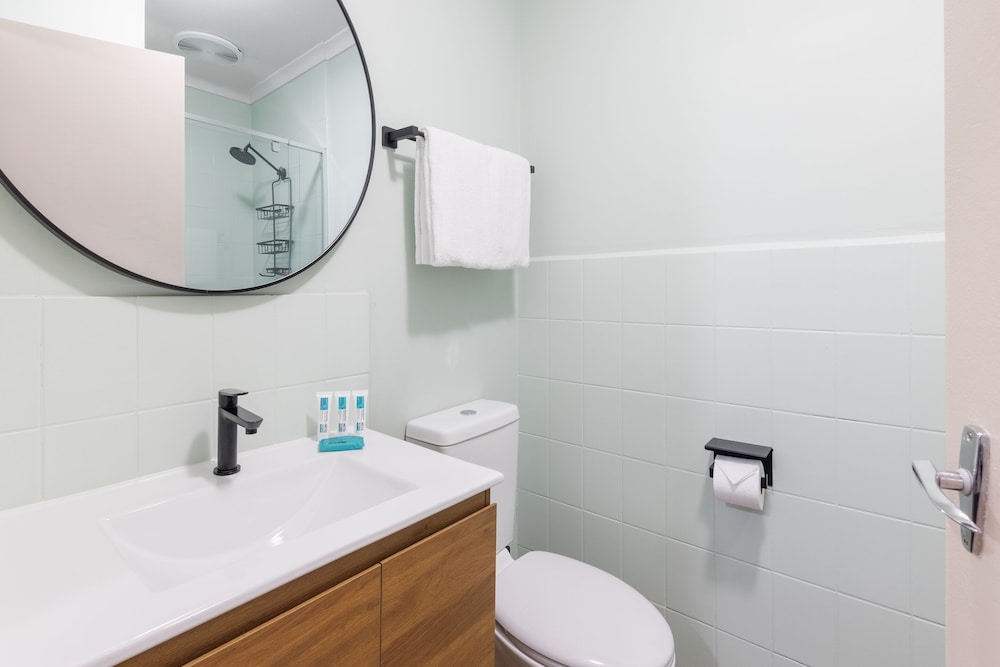 Compact Private Room, Shared Bathroom - Photo 6