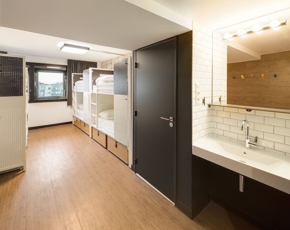Room, 6 Beds, Private Bathroom photo 2