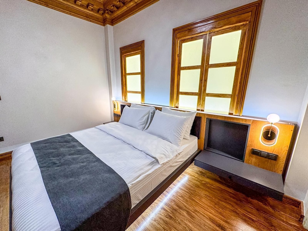 Standard Room, 1 Queen Bed photo 3