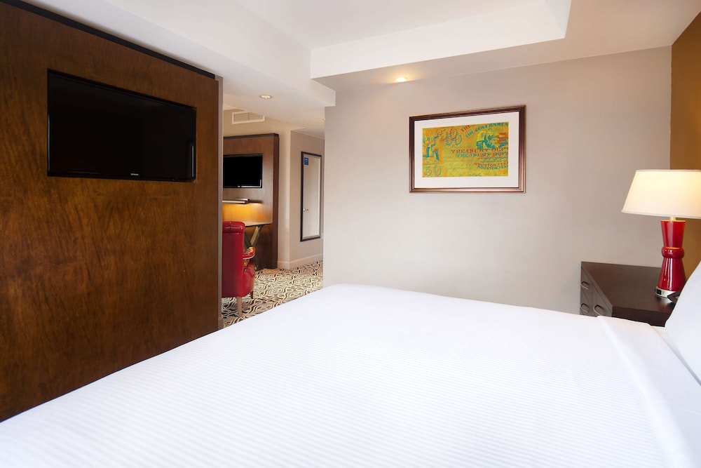 Junior Suite, 1 King Bed, Non Smoking (2 Bathrooms) - Photo 4