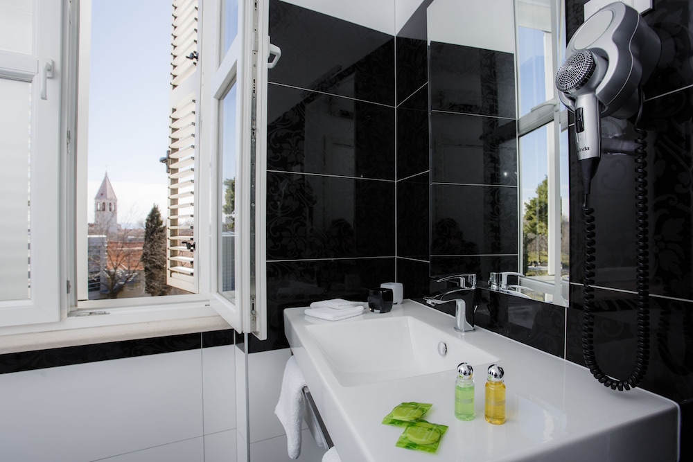 Luxury Suite, Partial Sea View photo 3