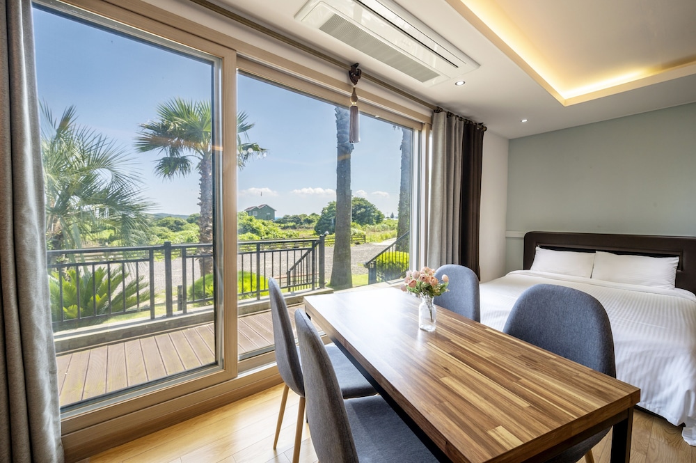 99sqm, Type B, 1st Floor, Pet Friendly (base occupancy 4, pay onsite 20000 KRW per extra person)
