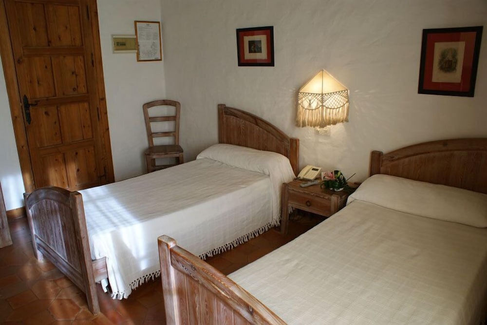 Double or Twin Room - Photo 4