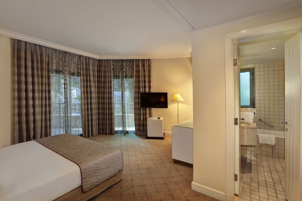 Family Suite (3 Queen Beds)