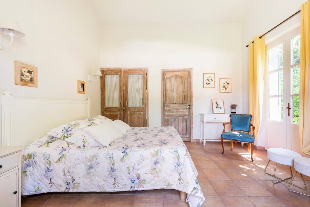 Room (Santoline)