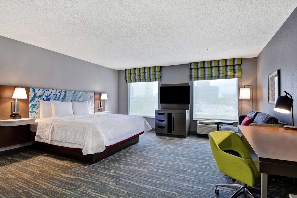Standard Room, 1 King Bed (City & Water View) - Photo 3