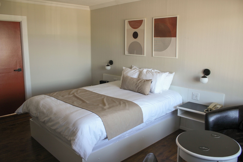 Room 1 Queen Bed Saguenay View photo 1