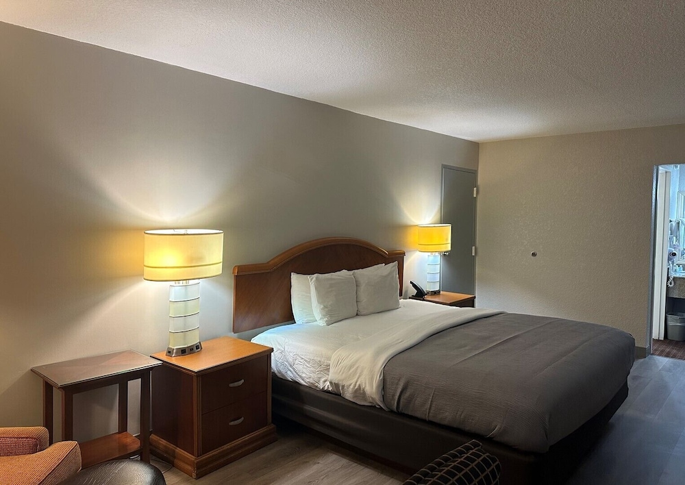 Standard Room, 1 King Bed, Non Smoking - Photo 2