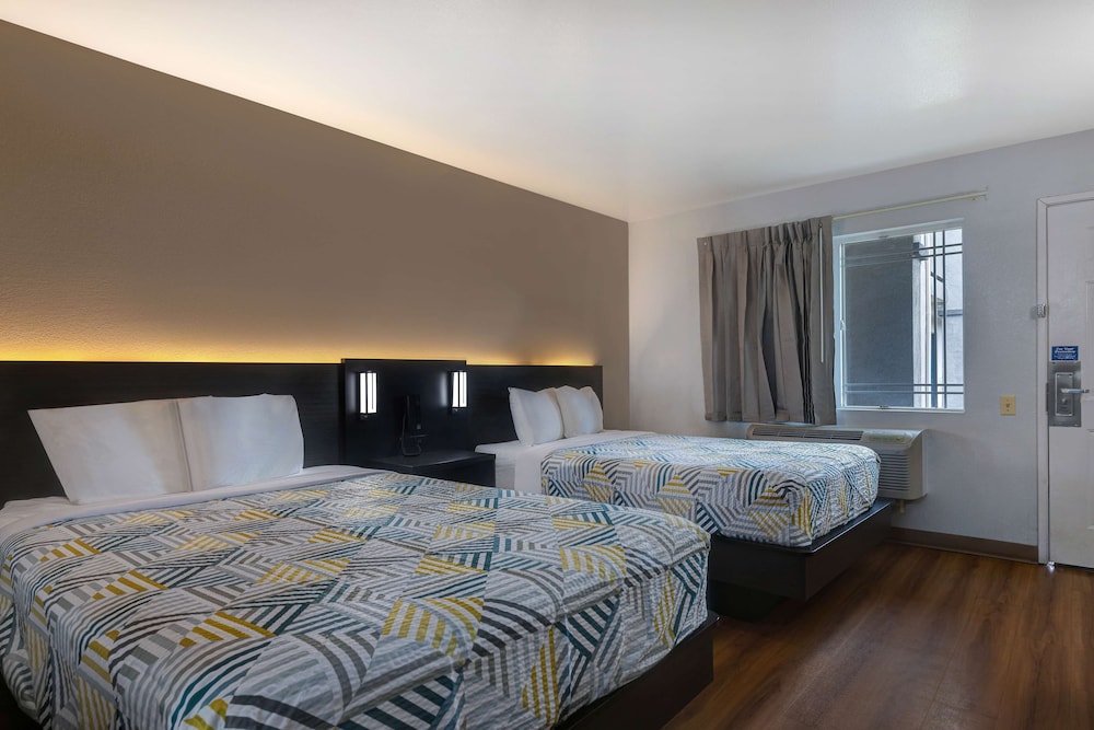 Standard Room, 2 Double Beds, Accessible, Non Smoking photo 1