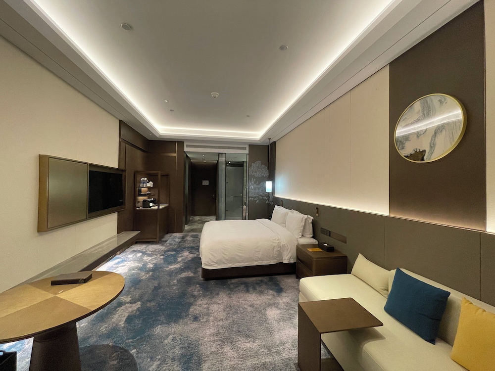 Premium Room, 1 King Bed photo 3