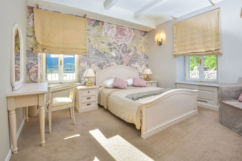Double Room, 1 Queen Bed, Mountain View photo 1