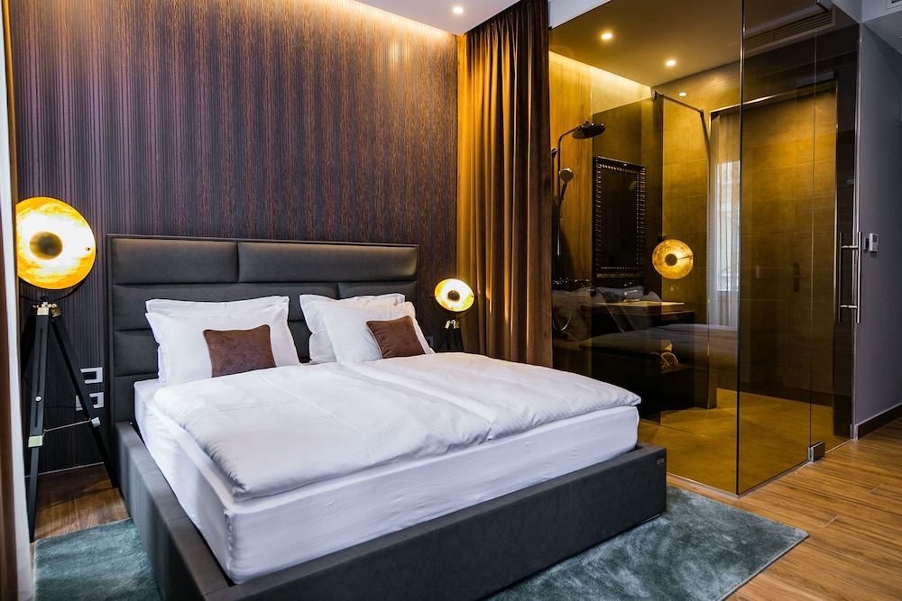 Deluxe Double Room, City View (201)