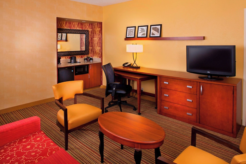 Suite, 1 Bedroom, Courtyard View - Photo 3