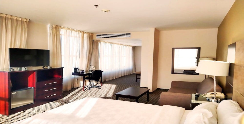 Premium Room, 1 King Bed thumbnail 5