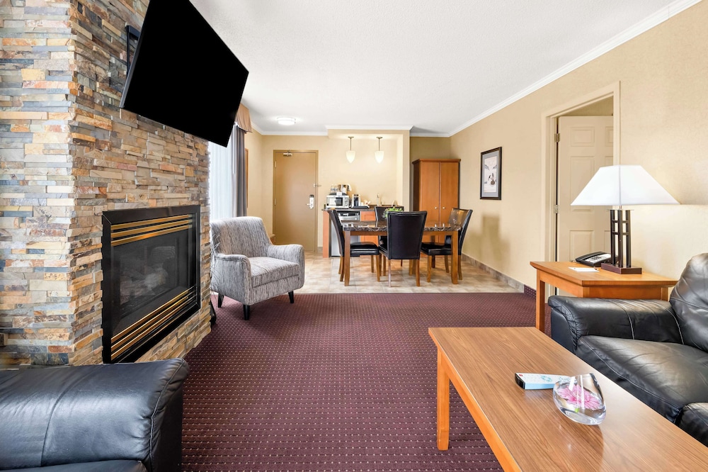 Suite, 1 King Bed, Non Smoking, Balcony photo 1