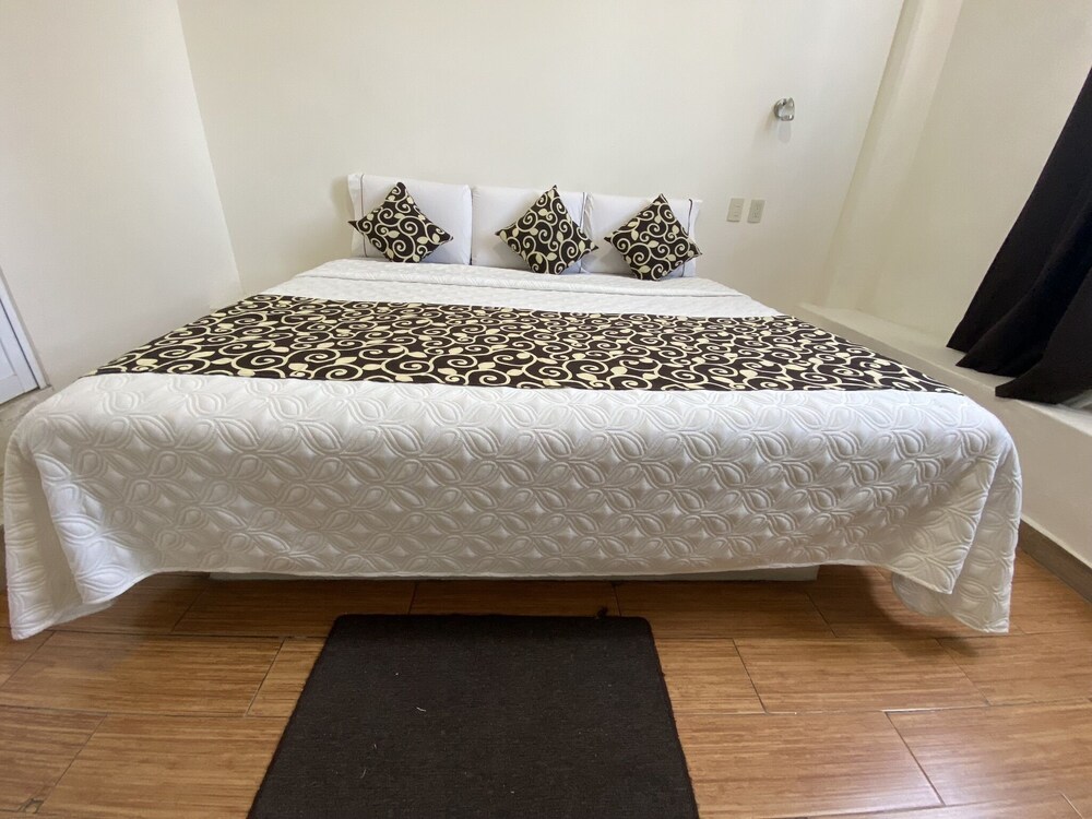 Standard Room, 1 King Bed photo 2